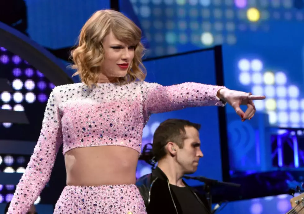 Taylor Swift Doesn’t Want You to See Her Belly Button, But We Do!