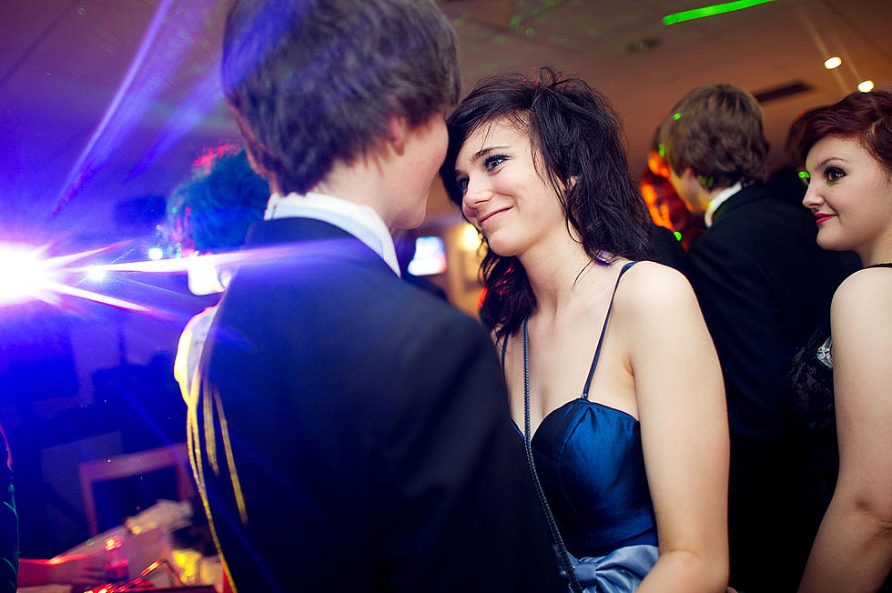 This Illinois High School Randomly Assigns Students Their Prom Dates [VIDEO]