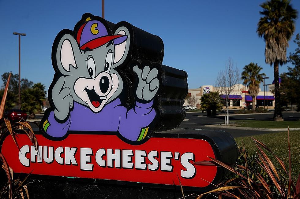 Conspiracy Theorist Says Chuck E. Cheese Reuses Uneaten Pizza