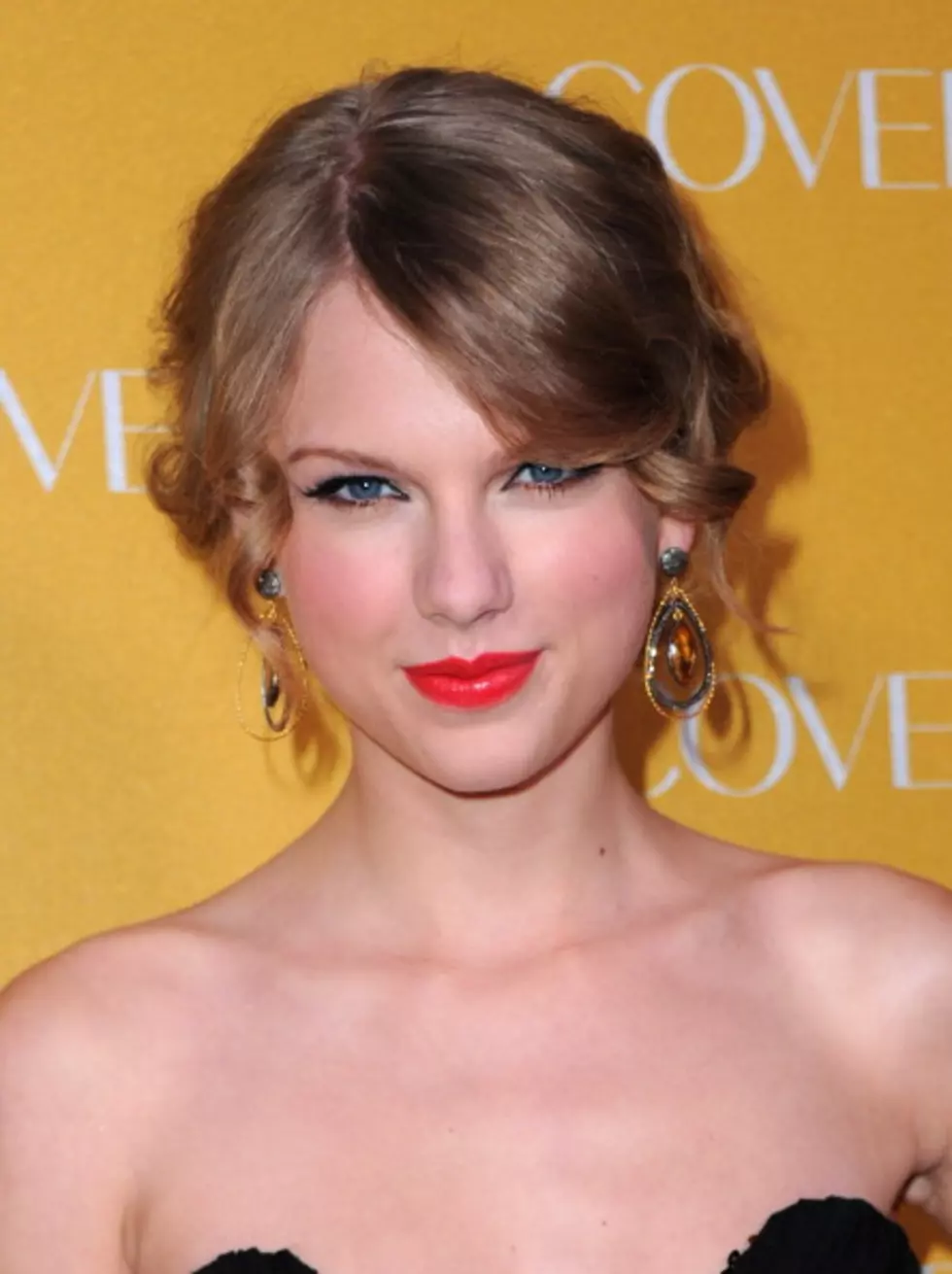 Taylor Swift Has A New CoverGirl Commercial