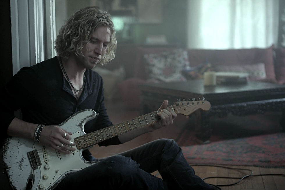 Casey James Releases Emotional New ‘Crying on a Suitcase’ Video