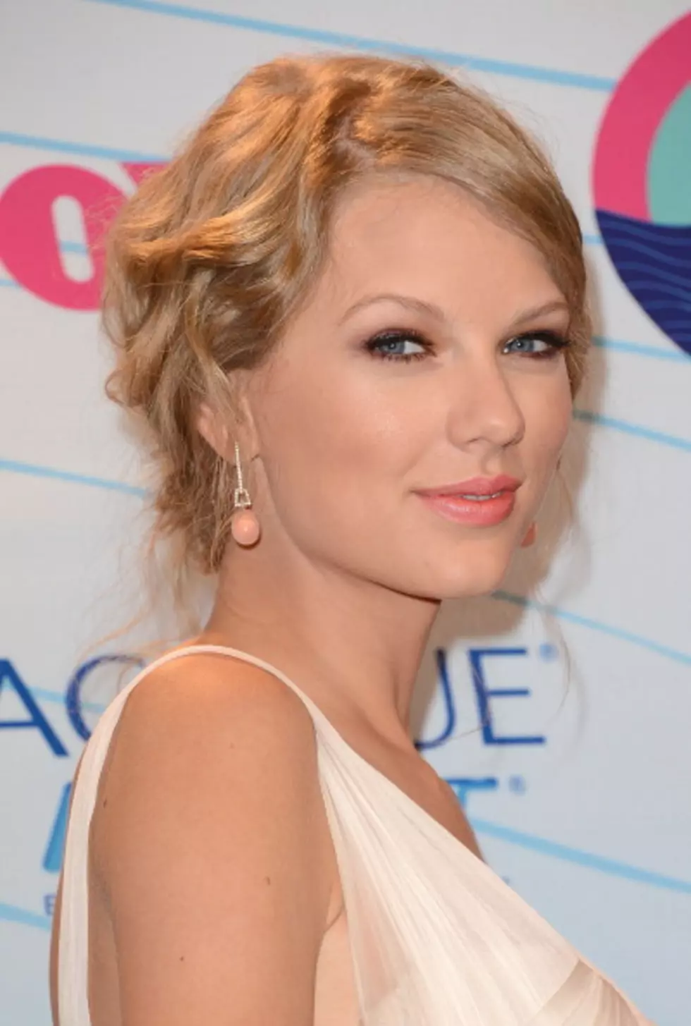 Taylor Swift Debuts New Song on the Daily Duel [AUDIO/POLL]