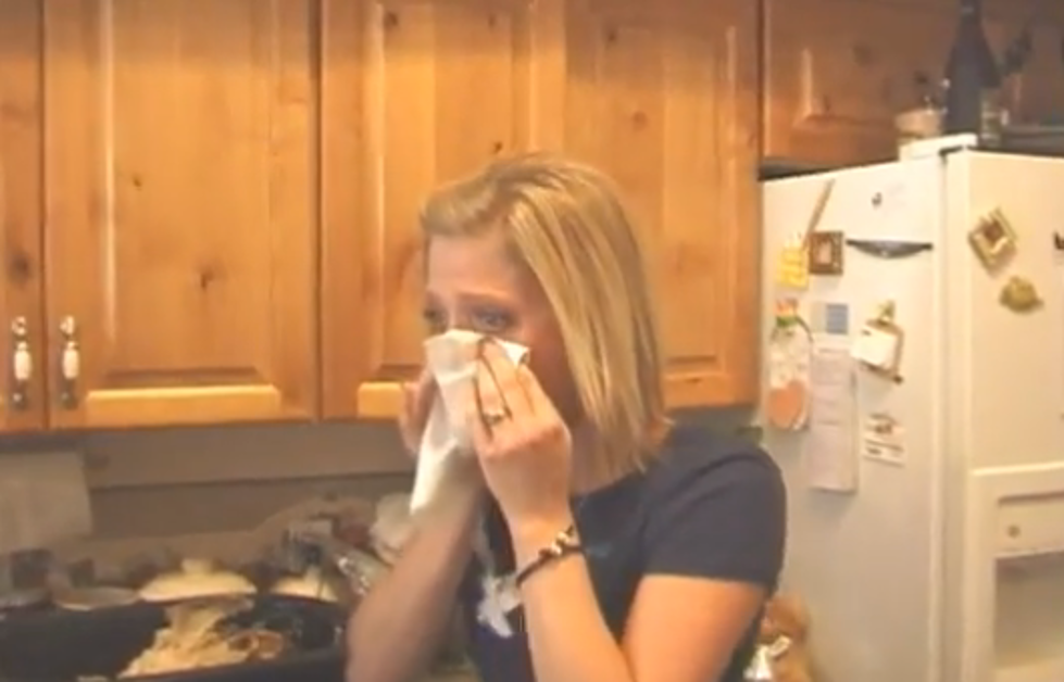 Woman Freaks Out About Cooking a &#8220;Pregnant Turkey&#8221; [VIDEO]