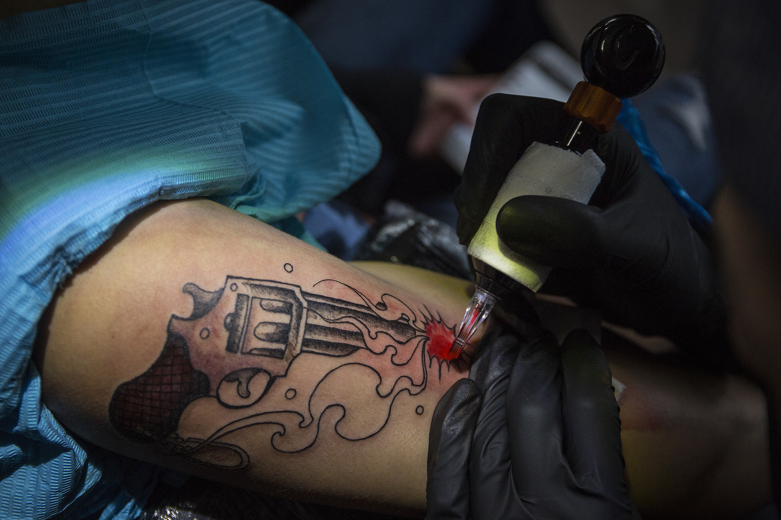 Professional tattooist makes tattoo in studio Stock Photo by ©Stop war in  Ukraine! 148179611