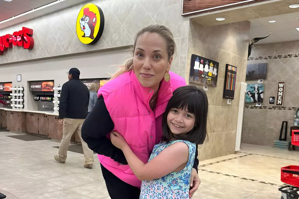 Buc-ee&#8217;s Celebrity Sighting: Mom and Daughters Meet &#8216;Saved by the Bell&#8217; Star