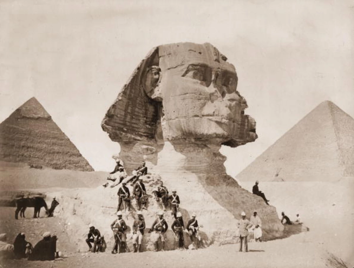 Египет первый появился. Сфинкс Египет раскопки. Сфинкс пирамида в Египте. Пирамида Хеопса сфинкс древний Египет. Сфинкс Египет 19 век.