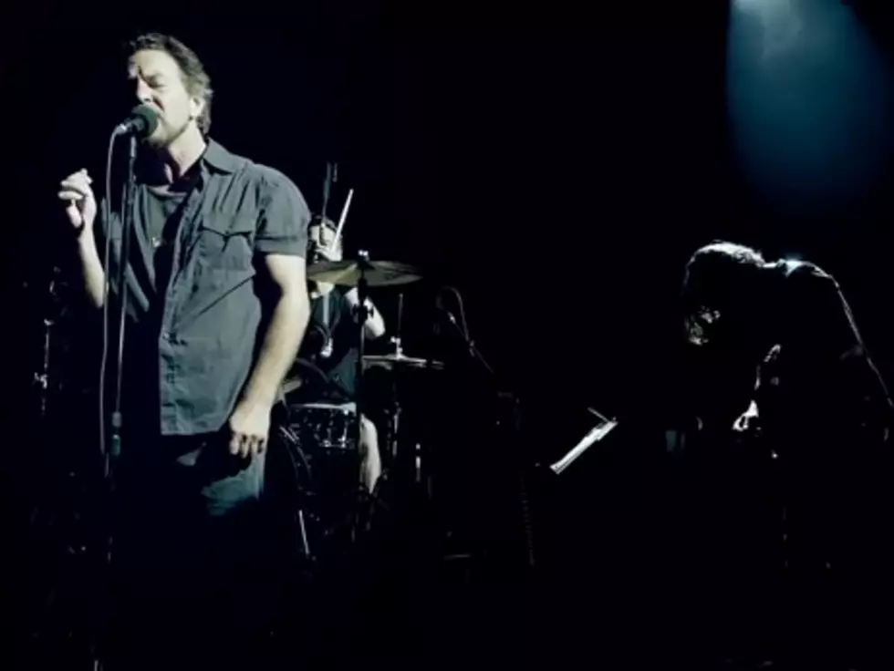 Eddie Vedder Is All About The Fans [VIDEO]