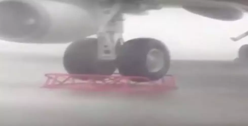 Video Of Typhoon Winds Lifting a 747 Off the Ground Aren&#8217;t as Amazing As You Think [VIDEO]