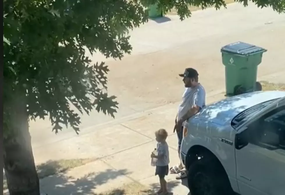 Adorable Video: Father and Son Wait in Texas Heat to Give Cold Water to Garbage Man