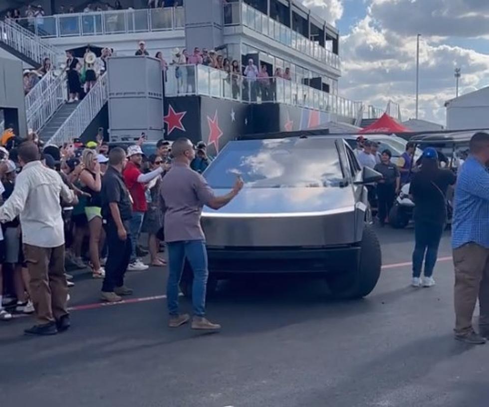 [WATCH] Elon Musk Spotted in Wild Tesla Cybertruck in Austin