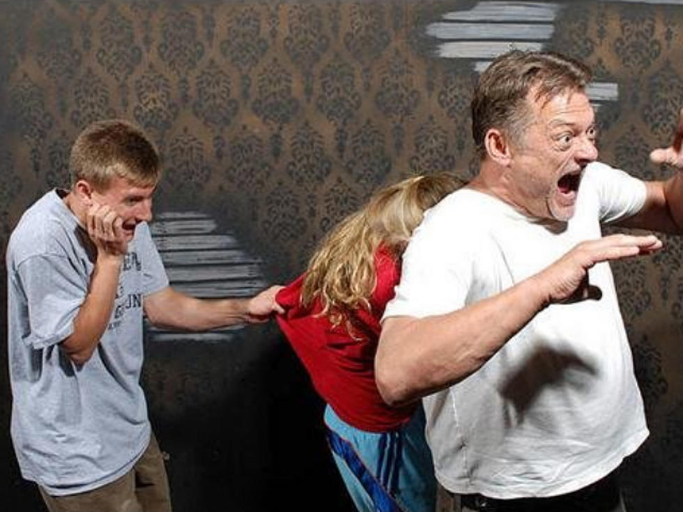 Haunted House Visitors Scared to Death in Hilarious Hidden Camera Photos