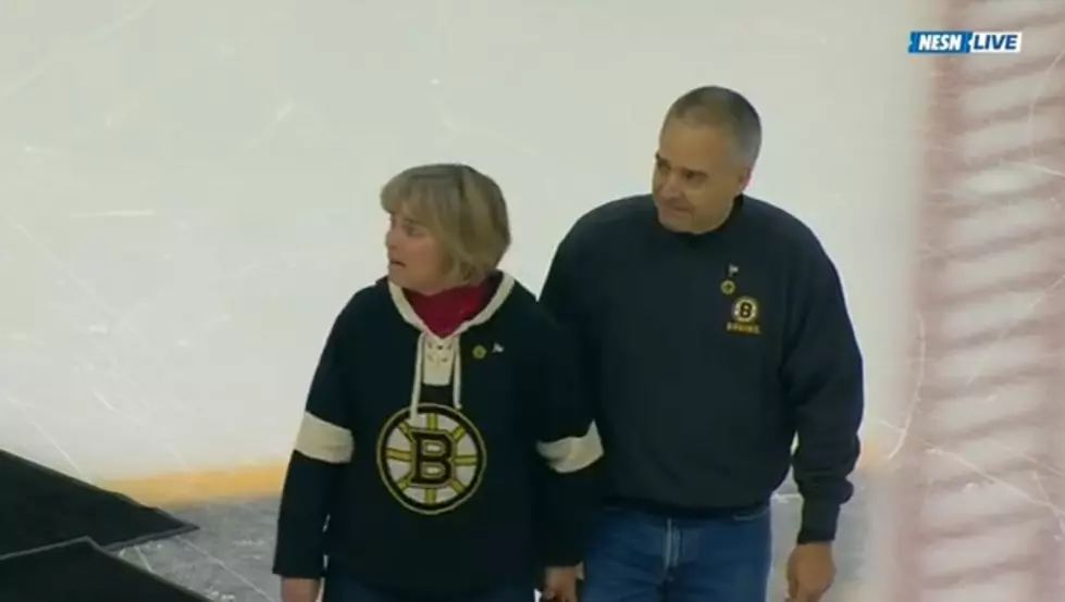 Soldier Suprises Parents with Homecoming at a NHL Hockey Game [VIDEO]