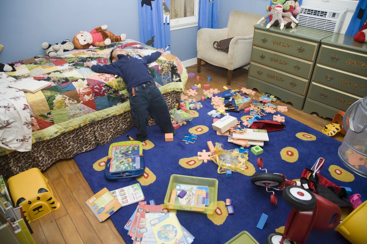 Tidies his room. Разбросанные игрушки. Беспорядок в детской комнате. Разбросанные игрушки в детской комнате. Комната с разбросанными вещами.