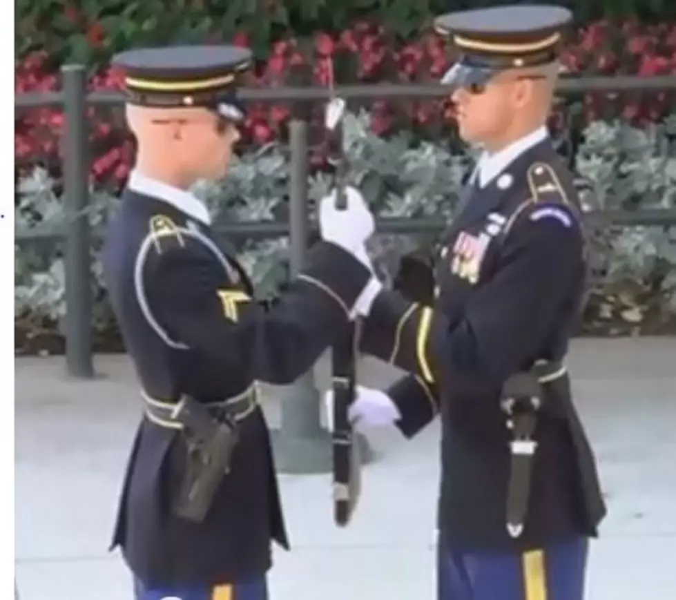 Arlington’s Changing of the Guards Remembers Our Fallen Soldiers [VIDEO]