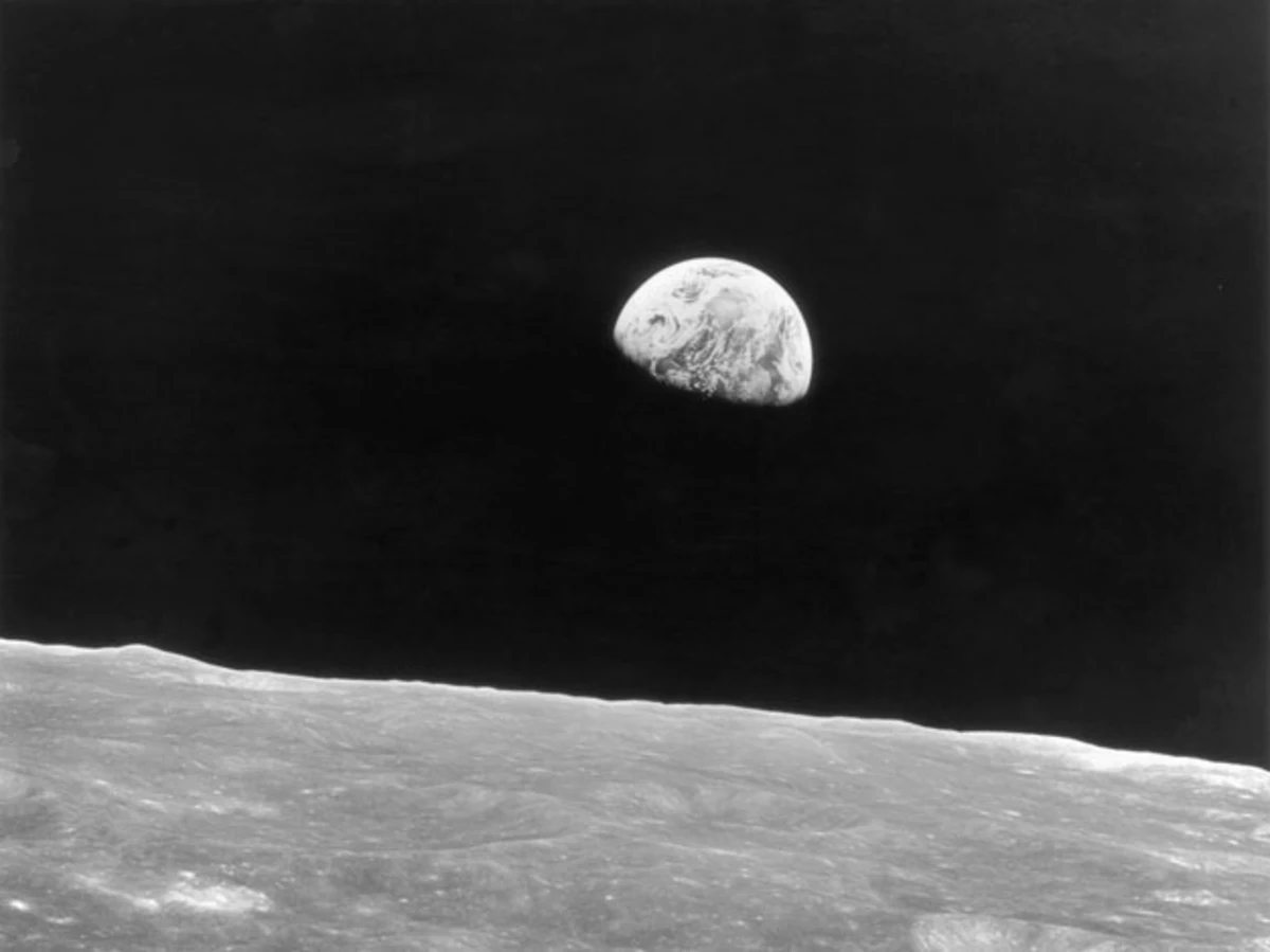 Какие животные облетели луну. Следы на Луне. Обратная сторона Луны фото со спутников. The Moon on 12 August 2004. Обратная сторона Луны фото на обои телефона.