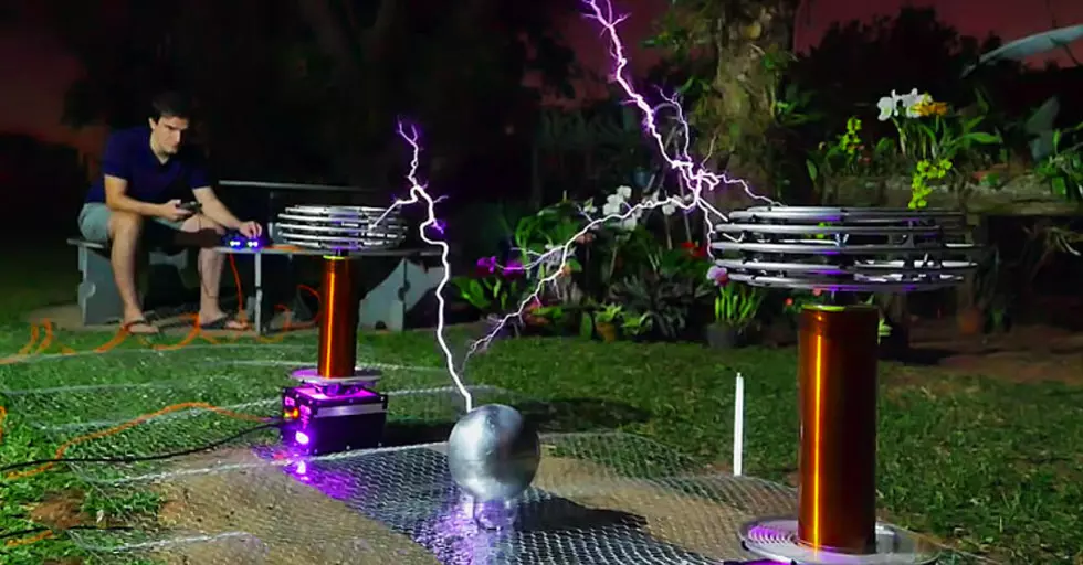 Guy Plays Toto&#8217;s &#8216;Africa&#8217; On High Voltage Tesla Coils