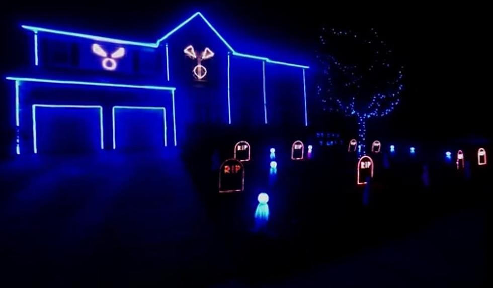 Houses Lights Up For Halloween To &#8216;What Does The Fox Say?&#8217; [VIDEOS]