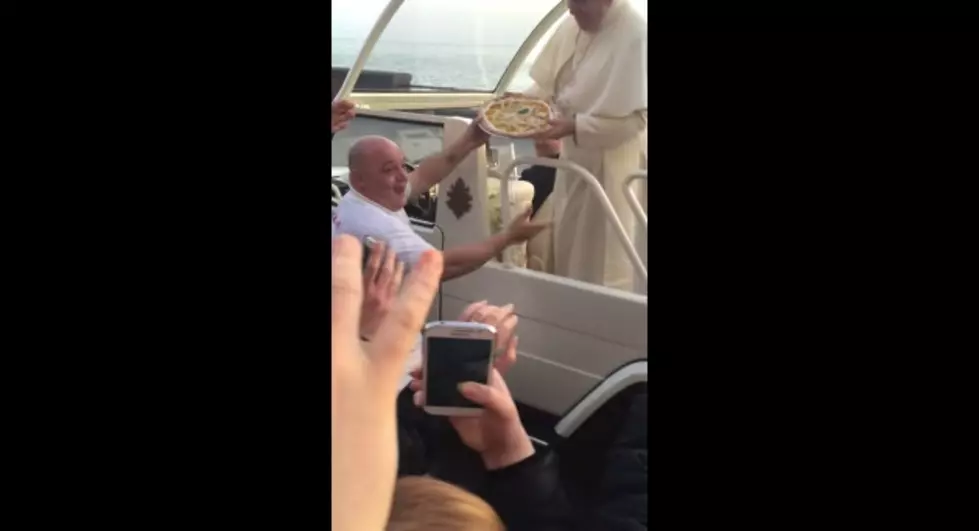 Man Gives The Pope A Pizza! [VIDEO]