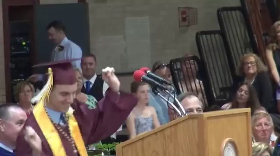 Valedictorian Starts ‘Shake It Off’ Flash Mob During Graduation + It Would Make Taylor Swift Proud
