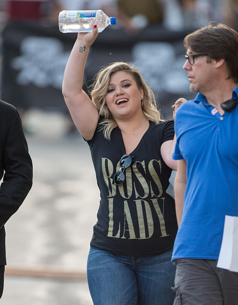 Kelly Clarkson Announces 2nd Pregnancy During Concert! [VIDEOS]