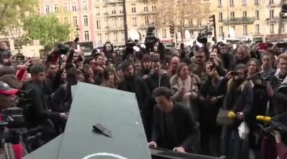 John Lennon&#8217;s Imagine Plays in Paris After The Attacks [VIDEO]