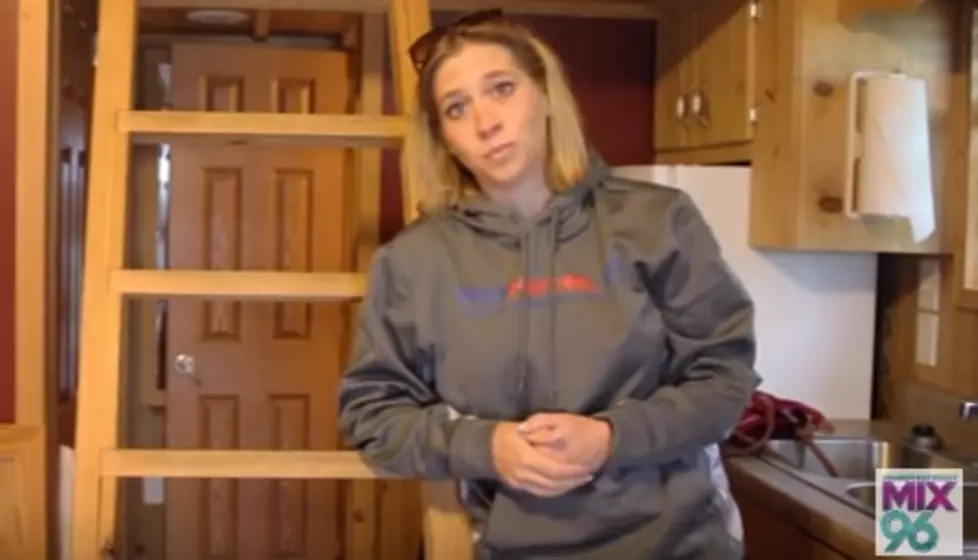 Watch Laura Daniels ‘Mix 96 Cribs’ – Cabins at Darien Lake! [VIDEO]