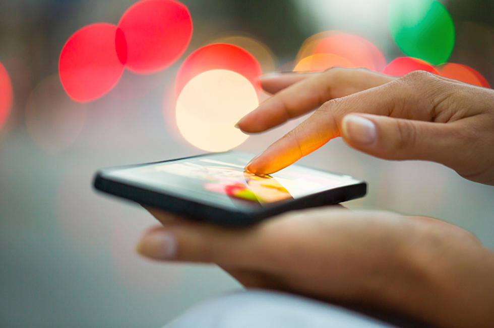 Daycare Center Posts Sign About Parents On Their Phones When Picking Up Kids