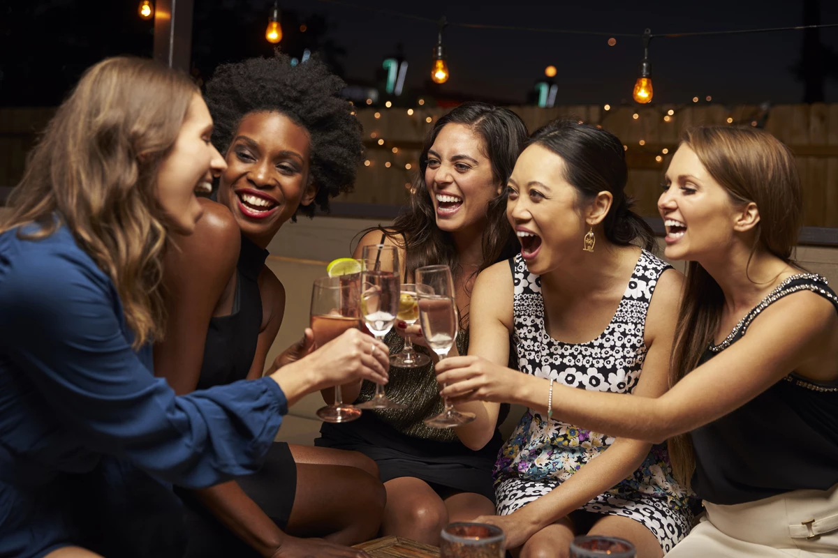 Go out round. Подруги в баре. Женщины на вечеринке. Подруги веселятся. Девушки веселятся.