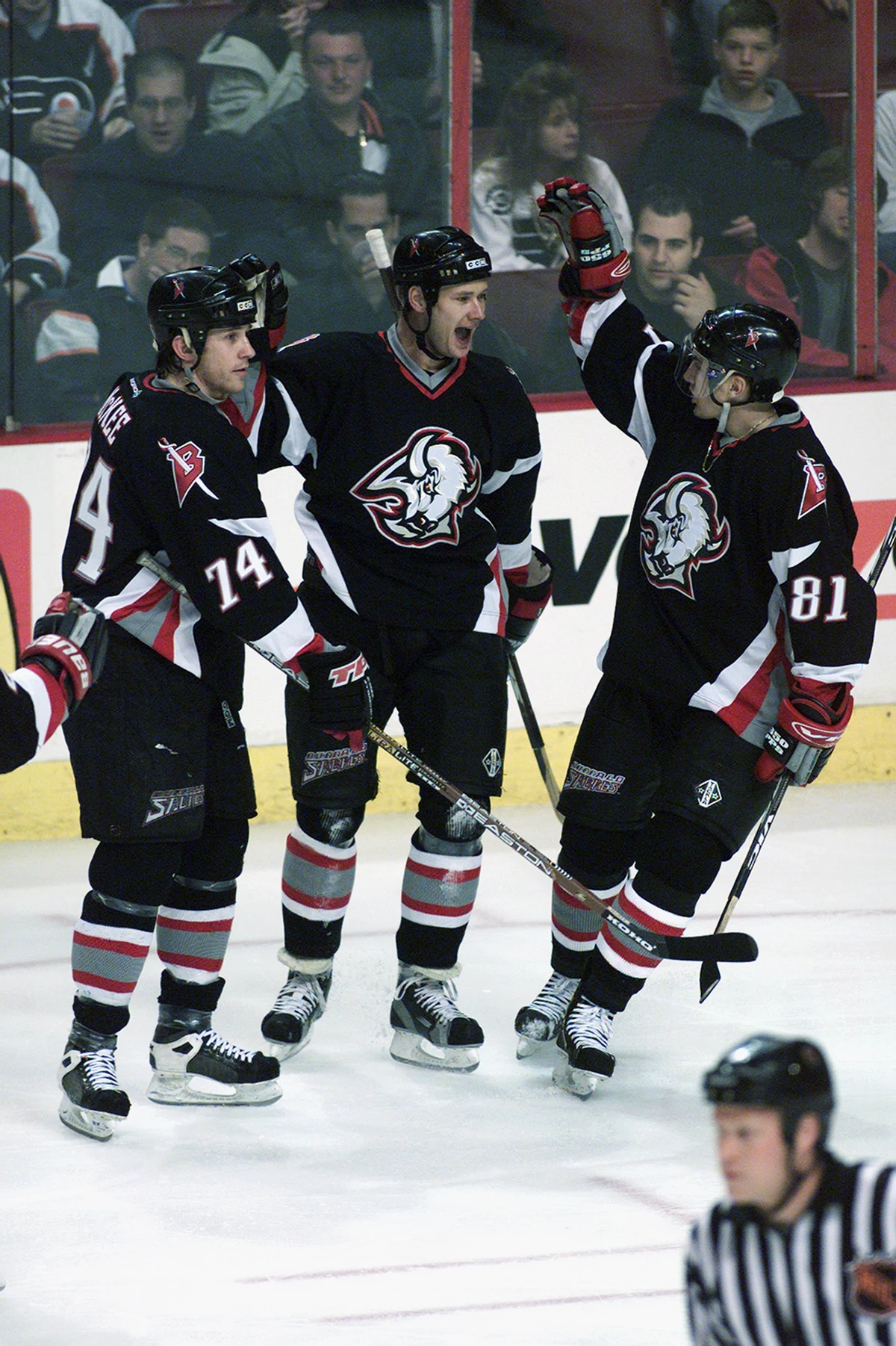 Report: Sabres to bring back '90s black jersey