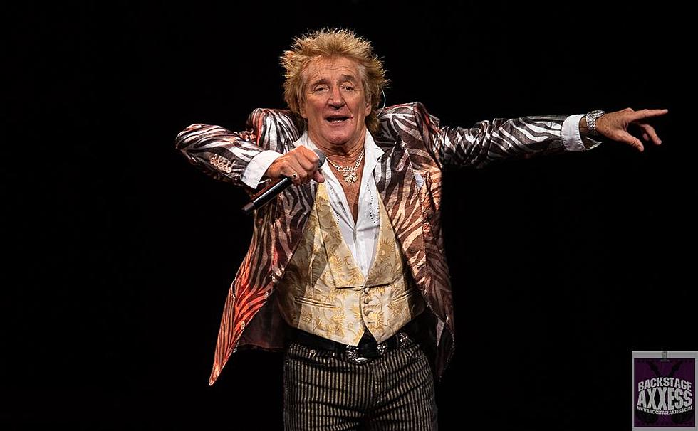 Rod Stewart Entertains Thousands In Western New York And Canada