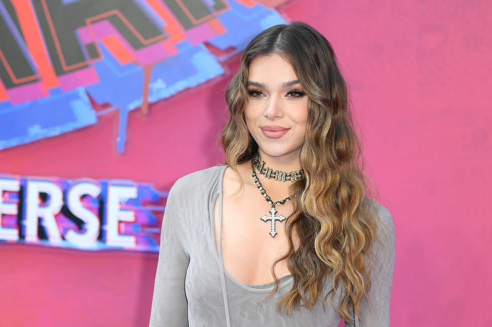 Did Hailee Steinfeld Start Snowball Fight At Bills Game?