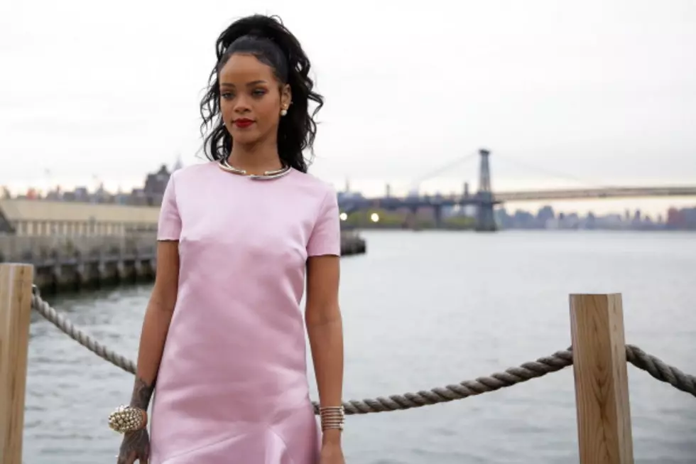 Rihanna Donates $25 Grand To LAPD After Cellphone Mishap- Tha Wire [VIDEO]