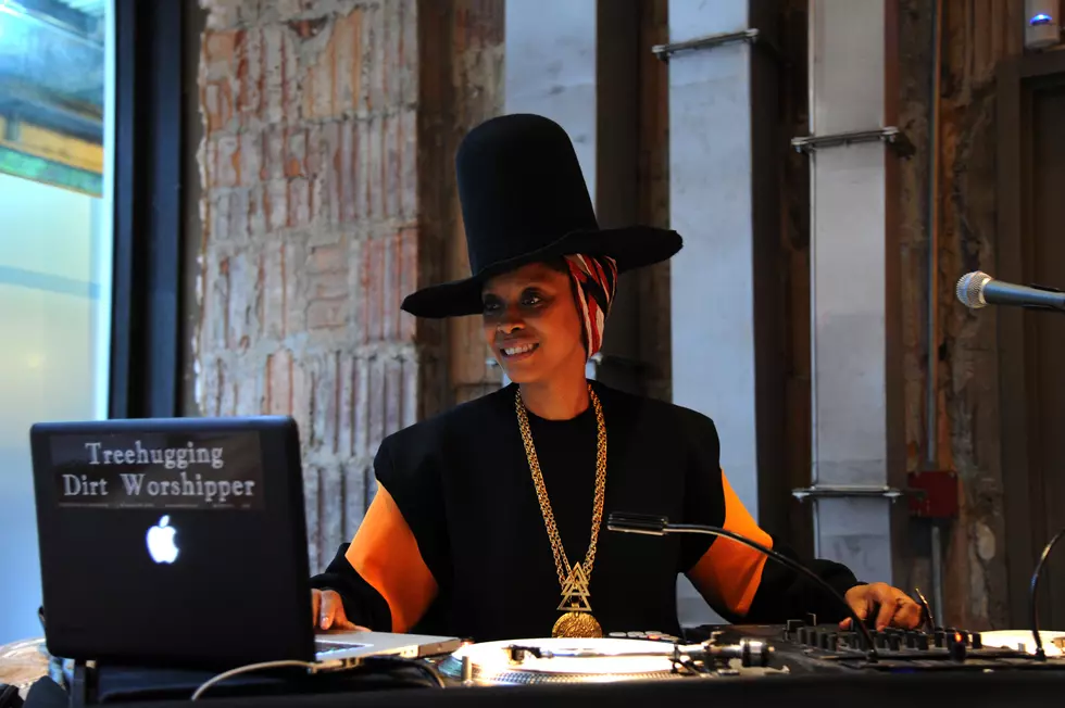 Singer Erykah Badu Gets Pushed Aside On Live Television [VIDEO]