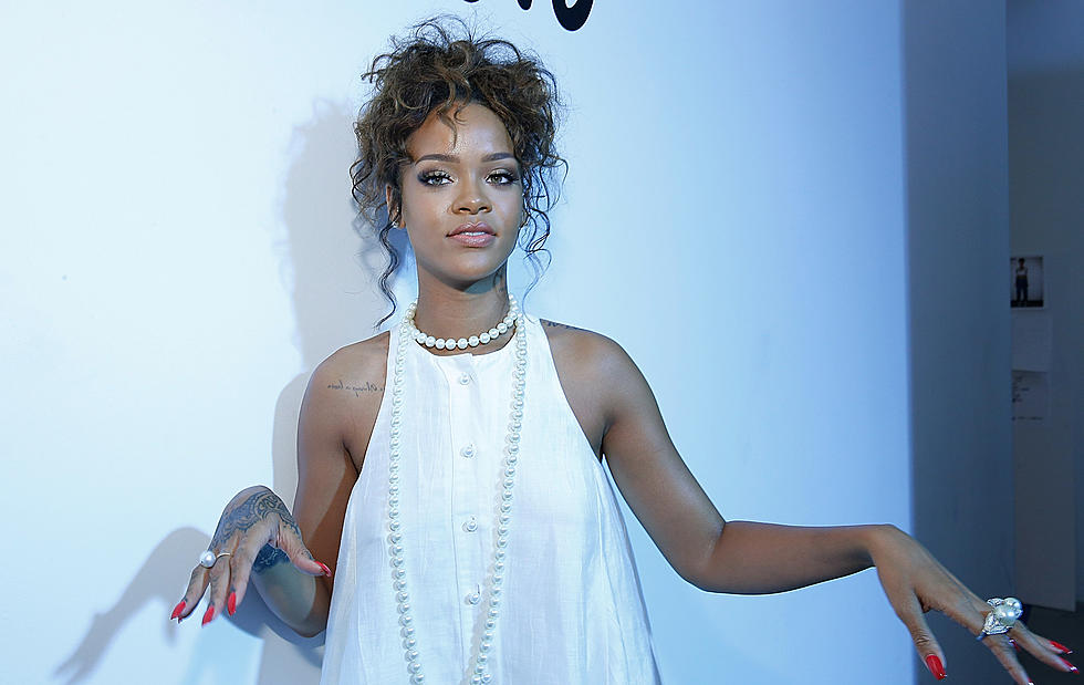 Rihanna Tweets to CBS, ‘F**k You’ — Singer Angry Her NFL Performance Was Pulled in Light of Ray Rice Media Coverage