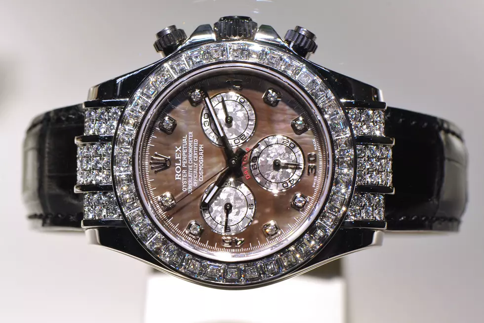 Woman Seduces Wealthy Men and Steals Their Luxury Items, Like Rolex’s and More [VIDEO]