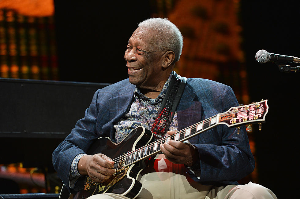 B.B. King Changes Guitar String On Stage Without Missing A Beat [VIDEO]