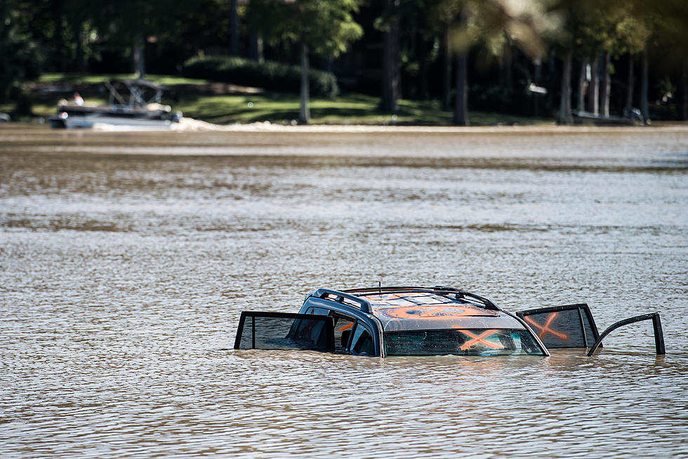 Big Rig Plows Through Flood Waters in South Carolina [VIDEO]