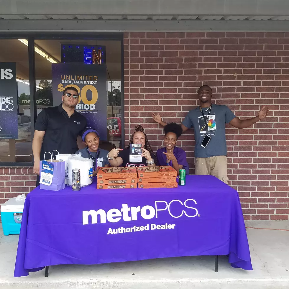 Hanging Out A Metro PCS On MLK Hwy.