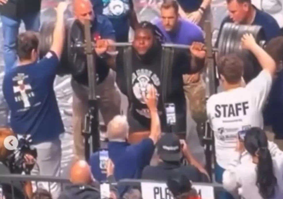 Louisiana High School Student Sets Record For 900 Pound Squat!