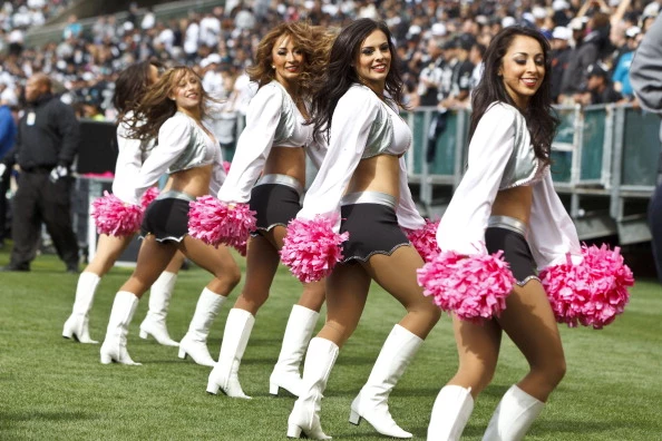 how much money to the pro football cheerleaders make