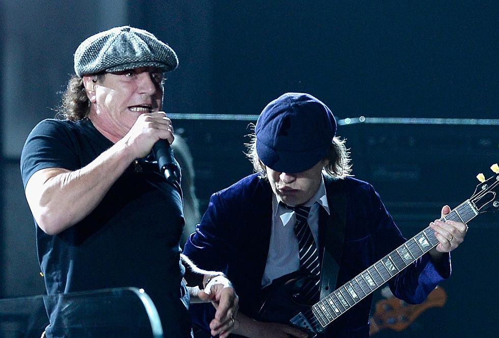 Watch This Accoustic Only Performance Of AC/DC’s Thunderstruck