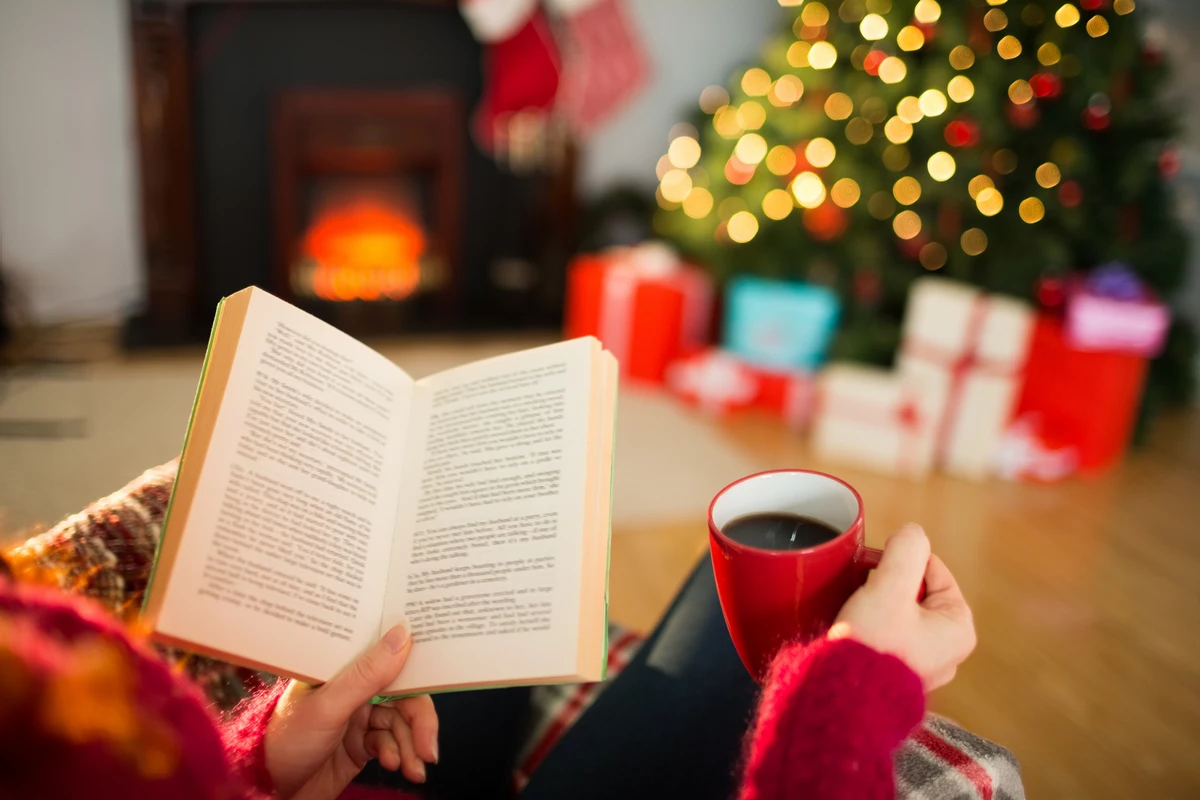 Книги новый выпуск. Новогоднее чтение. Вечер с книгой. Новый год книги. Чтение зимой.