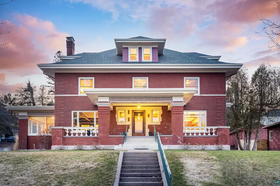 This Duluth Prairie School Foursquare Features Surprise Extra Living Space