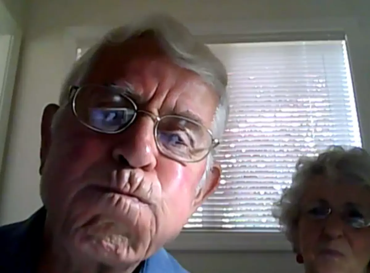 Бабушки перед камерой. Пожилой мужчина Вебкамера. Веб камера бабушки. Пожилой мужик веб камера. Дед на веб камере.