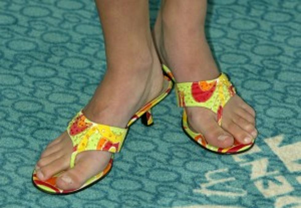 Top 3 Ugliest Pairs of Celebrity Feet [PHOTOS]