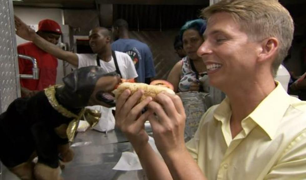 Triumph the Insult Comic Dog and Kenneth From 30 Rock Visit Chicago’s Wiener Circle [VIDEO]
