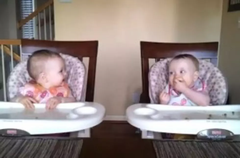 Twin Baby Girls Dance When Dad Plays Guitar [VIDEO]