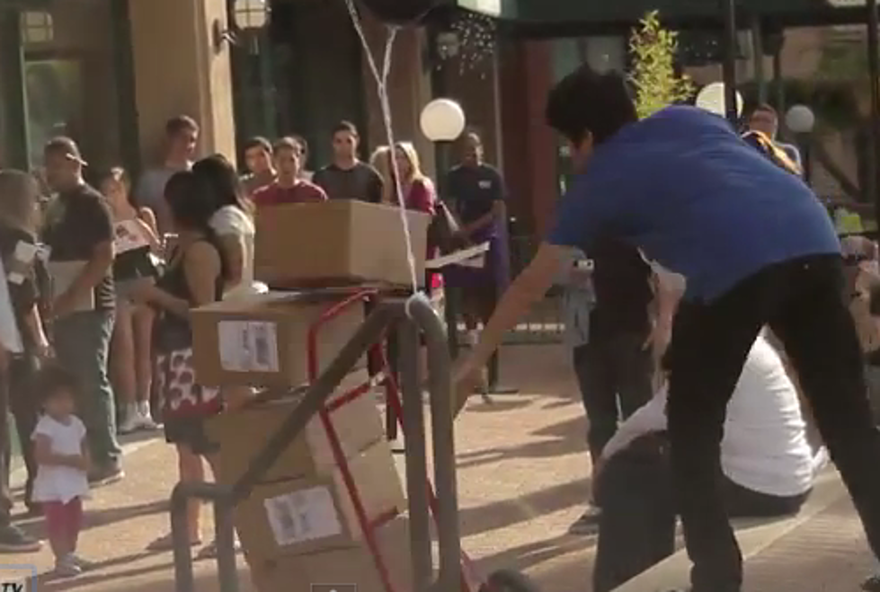 Awesome Prank Pulled on People Waiting for the New iPhone [VIDEO]