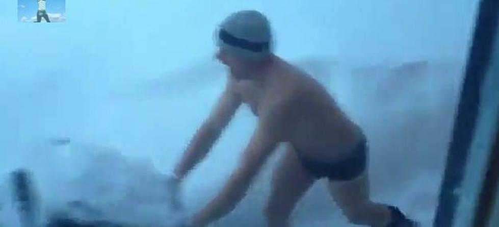 Guy takes Out His Garbage in the Middle of Winter in His Underwear [VIDEO]