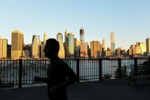 400 Pound Woman Falls Through the Sidewalk in New York City [VIDEO]